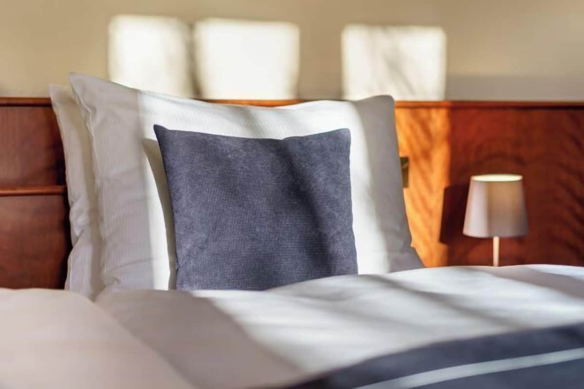 Hypo-allergenic bedding, in-room safe, individually decorated, desk
