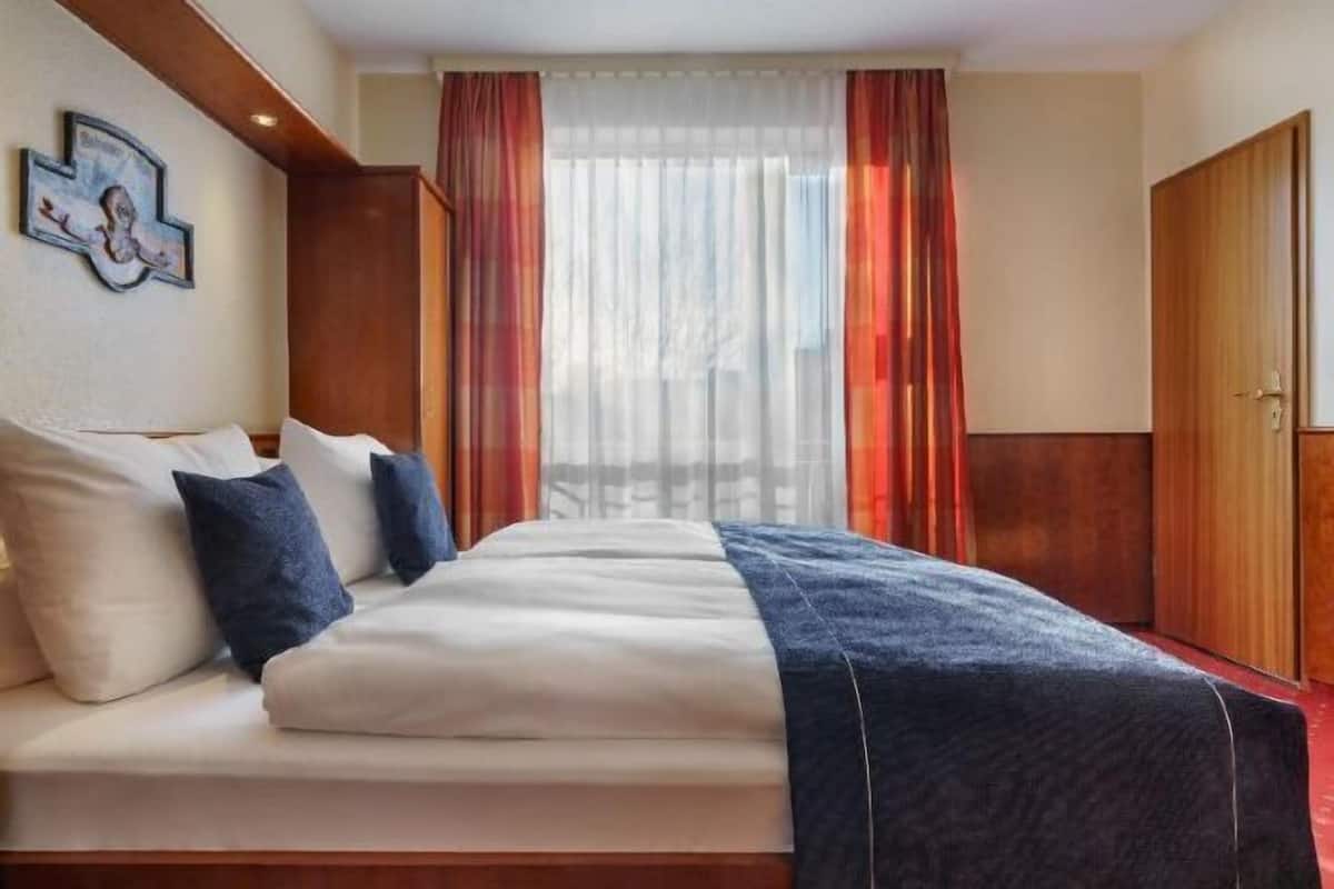 Hypo-allergenic bedding, in-room safe, individually decorated, desk