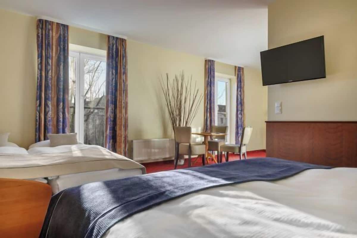 Hypo-allergenic bedding, in-room safe, individually decorated, desk