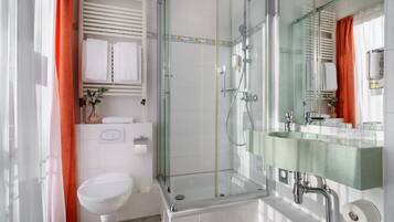 Doppelzimmer | Badezimmer | Kostenlose Toilettenartikel, Haartrockner, Handtücher