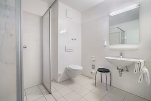 Economy Double Room | Bathroom | Free toiletries, hair dryer, towels - Hotel Hagemann (Hamburg)