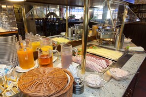 A buffet with various food items and beverages. - Hotel Hagemann (Hamburg)