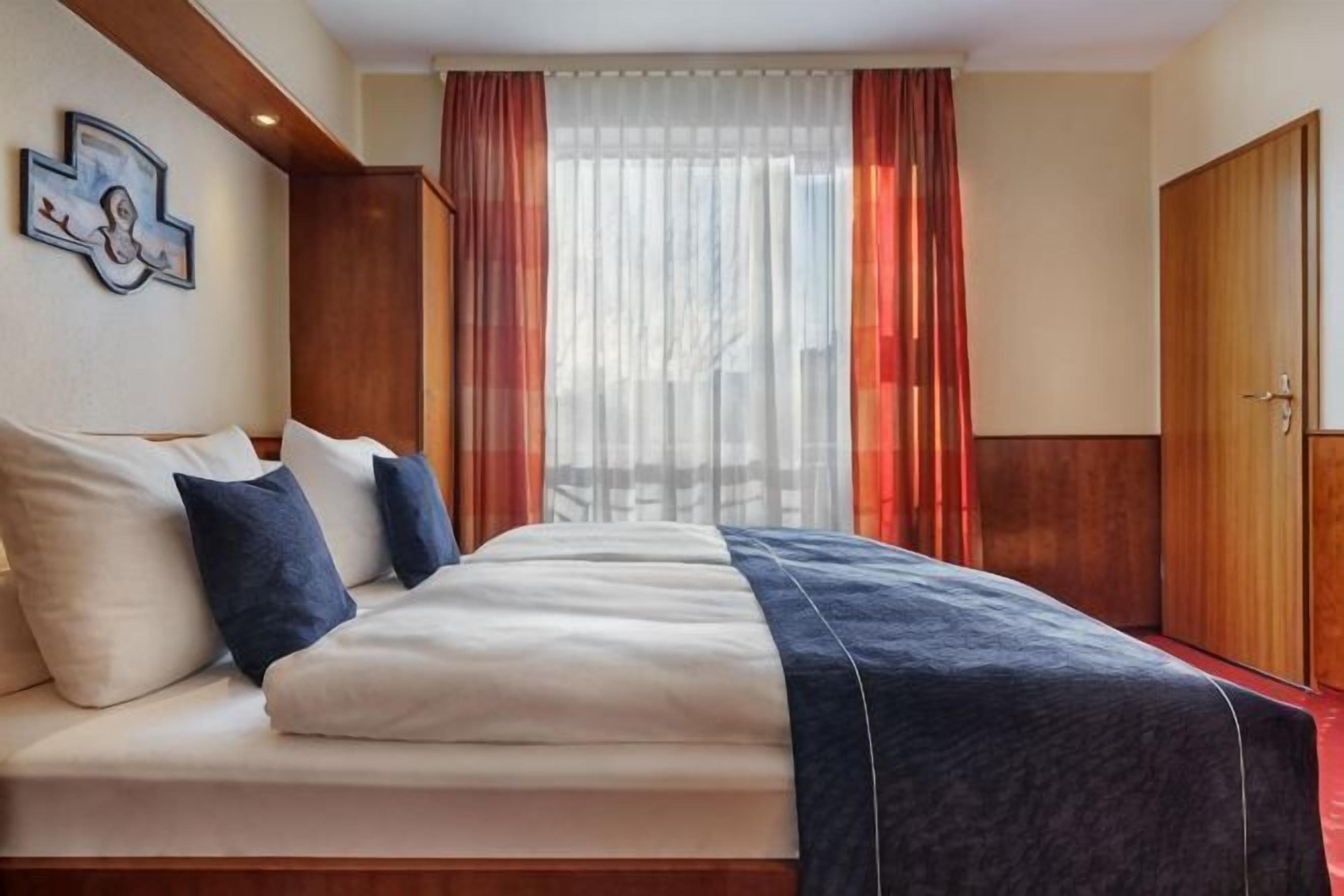 Hypo-allergenic bedding, in-room safe, individually decorated, desk