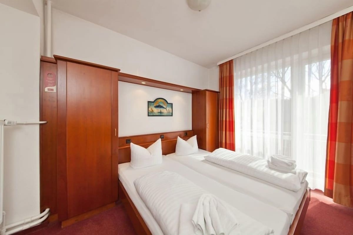 Hypo-allergenic bedding, in-room safe, desk, blackout curtains