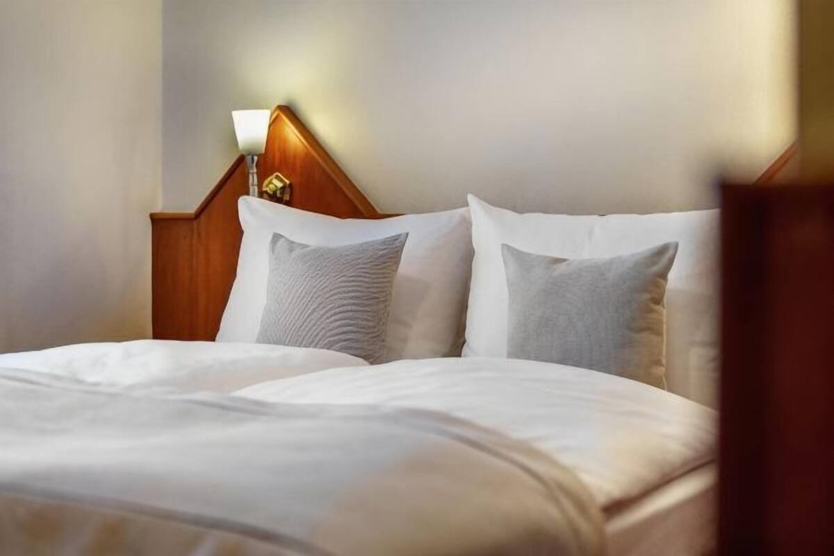 Hypo-allergenic bedding, in-room safe, desk, blackout curtains
