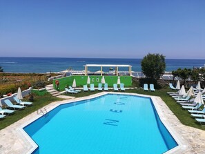 Seasonal outdoor pool, open 10:00 AM to 8:00 PM, pool umbrellas - Neon Hotel (Hersonissos)