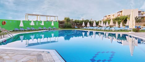 Een seizoensgebonden buitenzwembad en parasols bij het zwembad