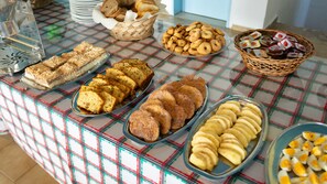 Daily buffet breakfast for a fee - Neon Hotel (Hersonissos)
