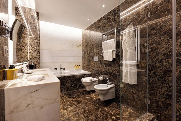 Presidential Suite | Baño | Regadera tipo lluvia, amenidades de baño gratuitas, secadora de cabello 
