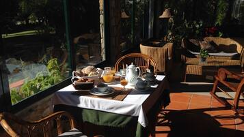Daily continental breakfast (EUR 13 per person)