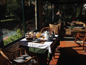 Café da manhã continental todos os dias (EUR 13 por pessoa)