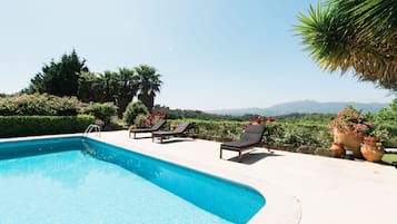 Außenpool, Sonnenschirme, Liegestühle