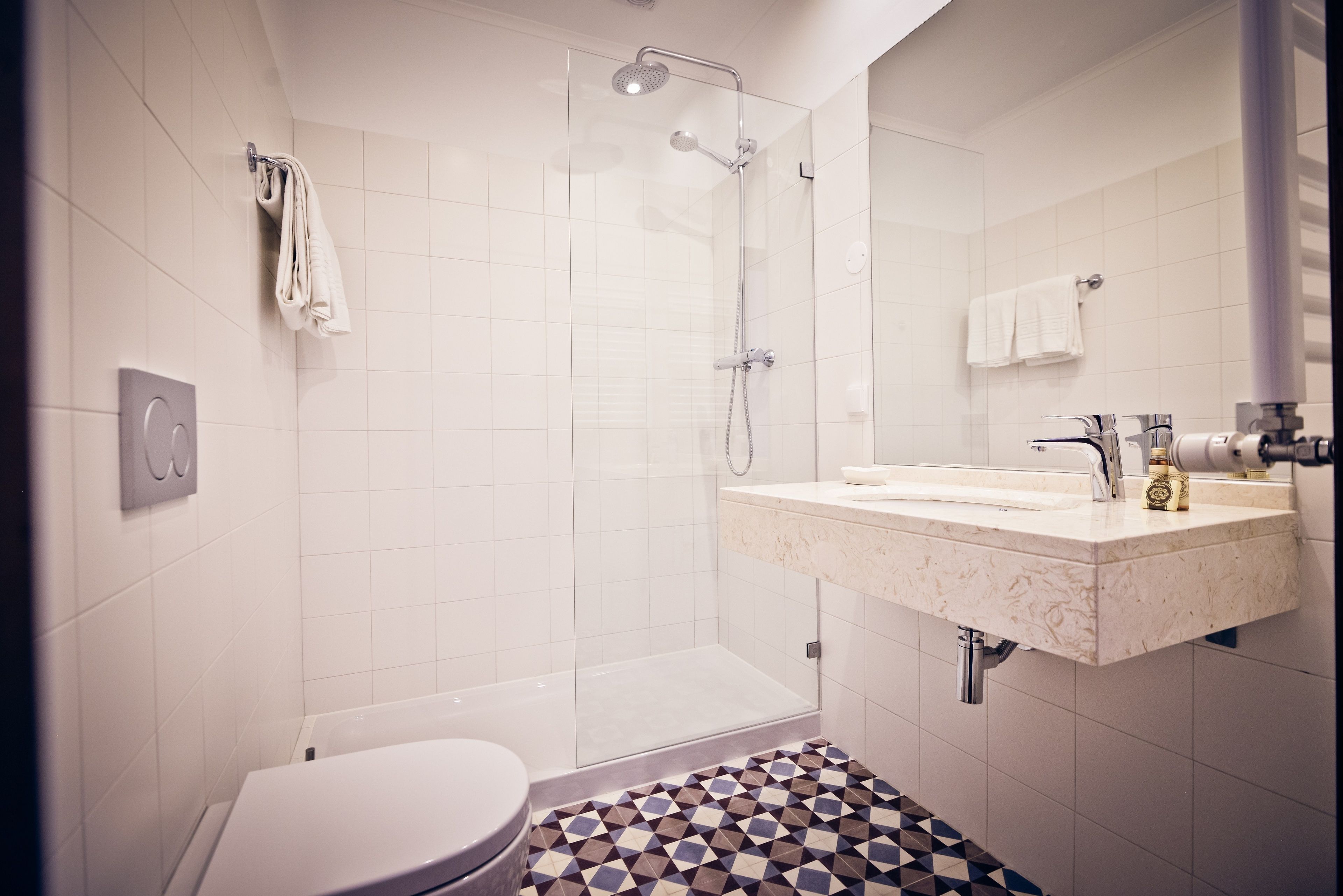Ein modernes Badezimmer mit Dusche, Toilette und Waschbecken.