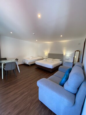 Familierom, 1. etasje | Sengetøy av topp kvalitet, dundyner og individuelt dekorert