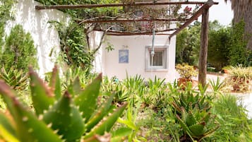 Family Room, Ground Floor | Premium bedding, down comforters, individually decorated