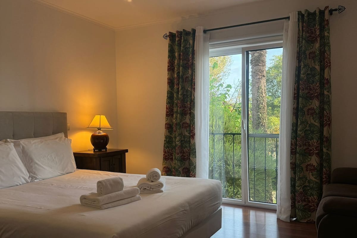 Suite familiare, 2 camere da letto, angolo cottura, vista montagna | 1 camera, biancheria da letto di alta qualità, copriletto in piuma