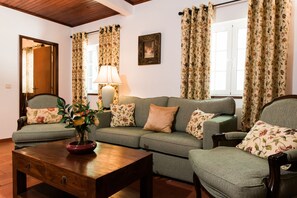 Romantisk suite, 1 queensize-seng, peis | Utsikt fra rommet