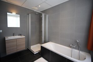 Free toiletries, hair dryer, towels - Hotel La Terrasse (De Panne)