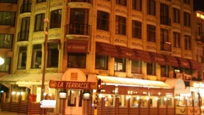 A multi-story hotel with a classic architectural style, featuring balconies and large windows. - Hotel La Terrasse (De Panne)