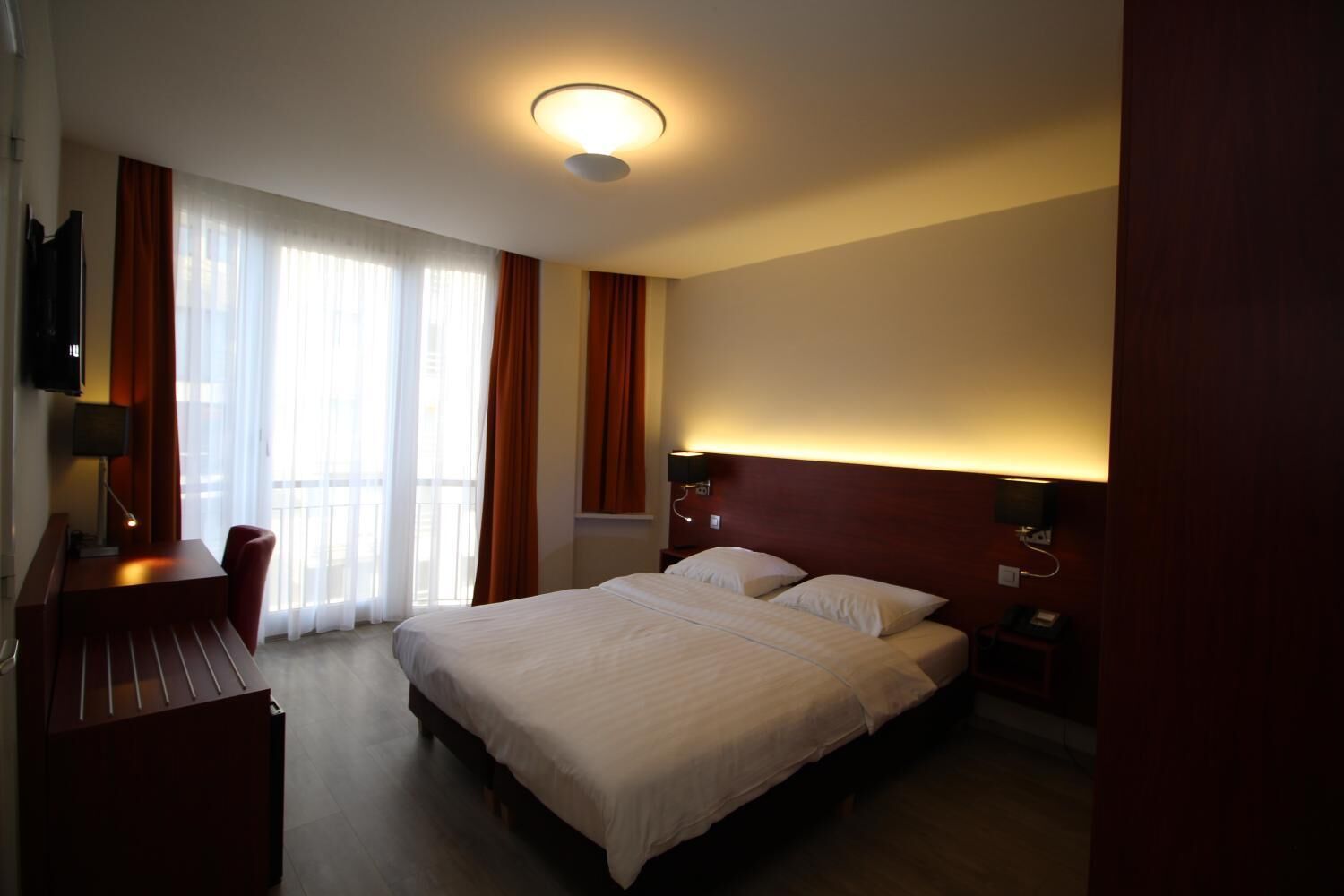 高档床上用品、迷你吧、客房内保险箱、办公桌