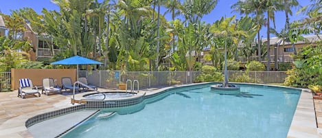 야외 수영장, 온수 수영장, 수영장 파라솔, 일광욕 의자