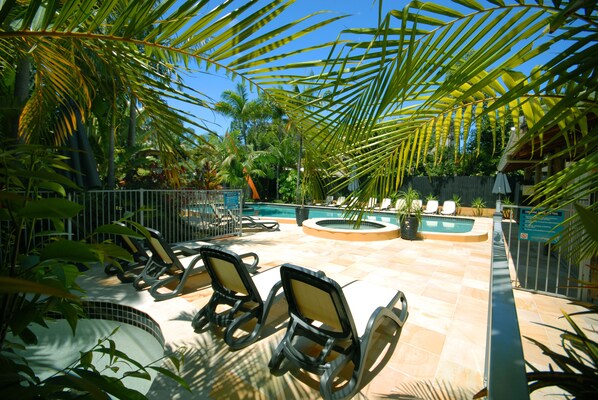 Außenpool, beheizter Pool, Sonnenschirme, Liegestühle