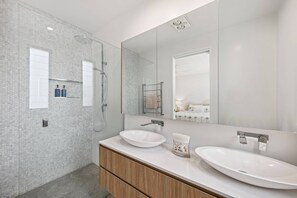 3 Bedroom Noosa River Hideaway Luxury Villa | Bathroom - Noosa Village River Resort (Noosaville)