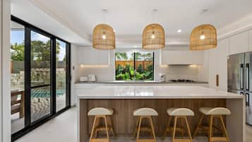 3 Bedroom Noosa River Hideaway Luxury Villa | Eget kjøkken | Kjøleskap, mikrobølgeovn, ovn og kokeplater