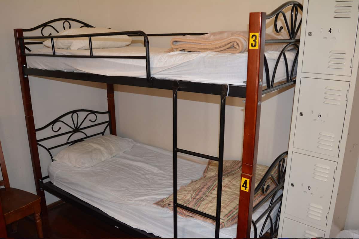 Caja de seguridad en la habitación y tabla de planchar con plancha
