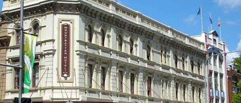 Un edificio histórico con un letrero llamativo del Mount Batten Hotel.