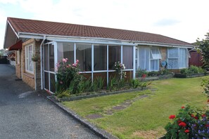 Check-in/check-out kiosk