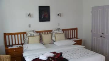 Habitación con 1 cama matrimonial o 2 individuales | Ropa de cama de alta calidad, camas Select Comfort y escritorio