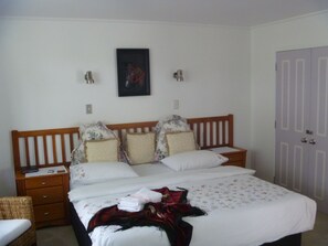 Premium bedding, Select Comfort beds, desk, laptop workspace - At Parkland Place (Whitianga)