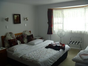 Habitación triple | Ropa de cama de alta calidad, colchones Select Comfort, escritorio