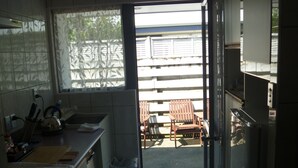 Una cocina con vista al patio exterior.