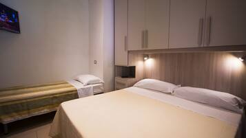 Lejlighed - 1 soveværelse | 1 soveværelse, italienske lagner fra Frette, pengeskab på værelset