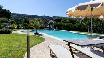 Udendørs pool, parasoller, liggestole