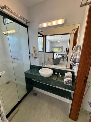 Superior Room | Bathroom | Shower, free toiletries, hair dryer, towels - Asalem (Angra dos Reis)