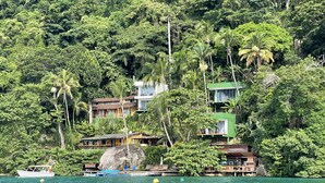 A coastal property with multiple buildings surrounded by dense tropical vegetation. - Asalem (Angra dos Reis)