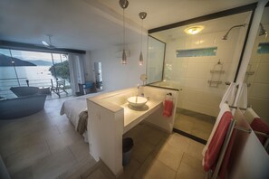 Premium 2 e 3 | Badezimmer | Dusche, kostenlose Toilettenartikel, Haartrockner, Handtücher