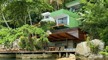 Senger med overmadrass, minibar, safe på rommet og individuelt dekorert