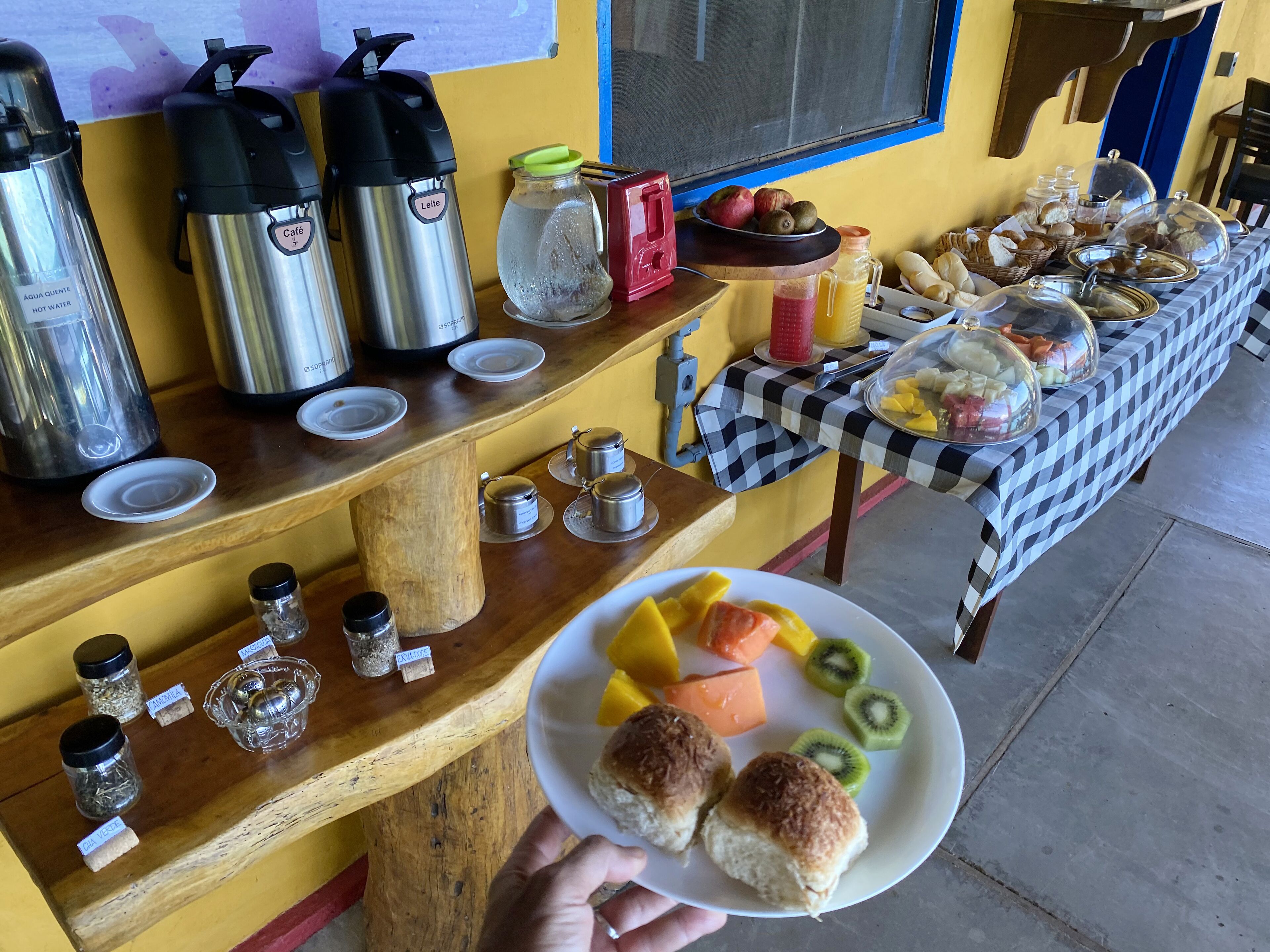 Um buffet de café da manhã com diversos alimentos e acompanhamentos.