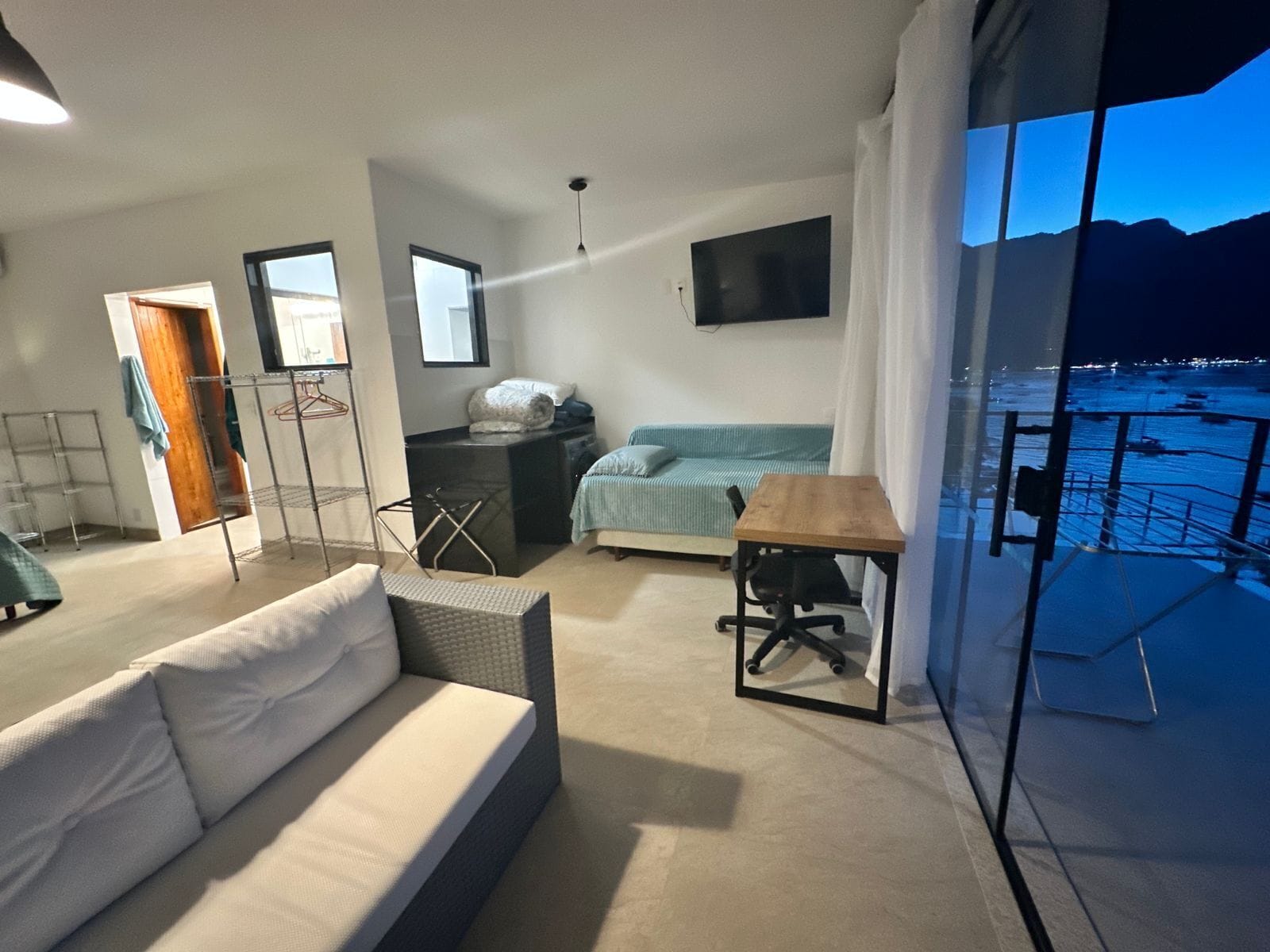 Colchones con pillow-top, minibar y caja de seguridad en la habitación 