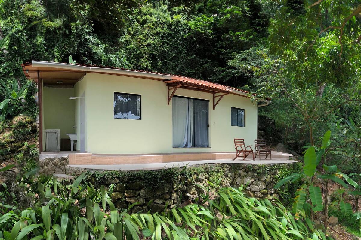 Un petit bâtiment d’un seul étage, doté d’un toit en tuiles, d’un balcon et de fondations en pierres.
