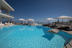 2 piscine all'aperto, lettini