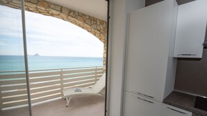 A balcony with a stone arch and a view of the sea. - Hotel Sporting Club (Altavilla Milicia)