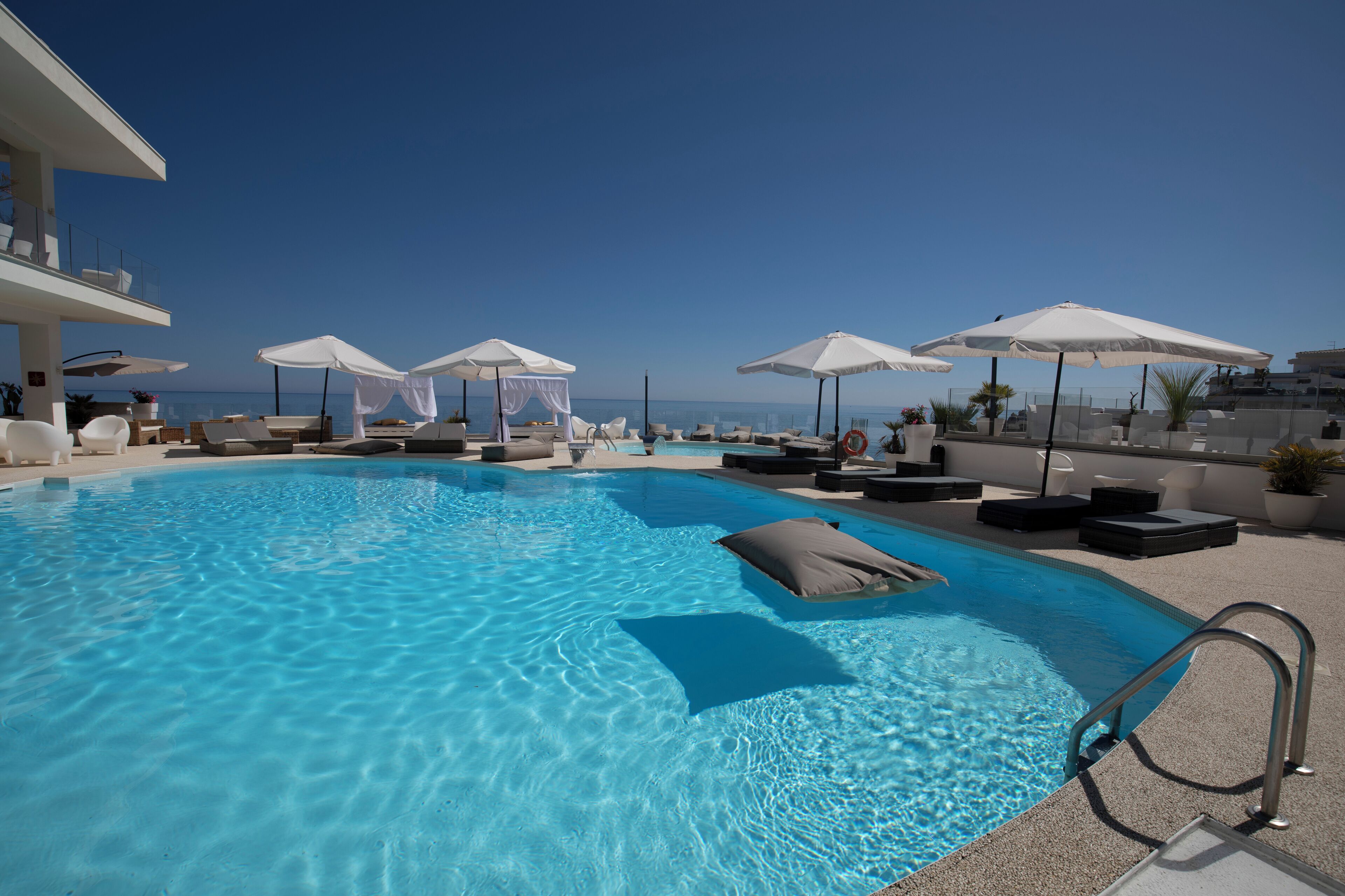 2 outdoor pools, pool loungers