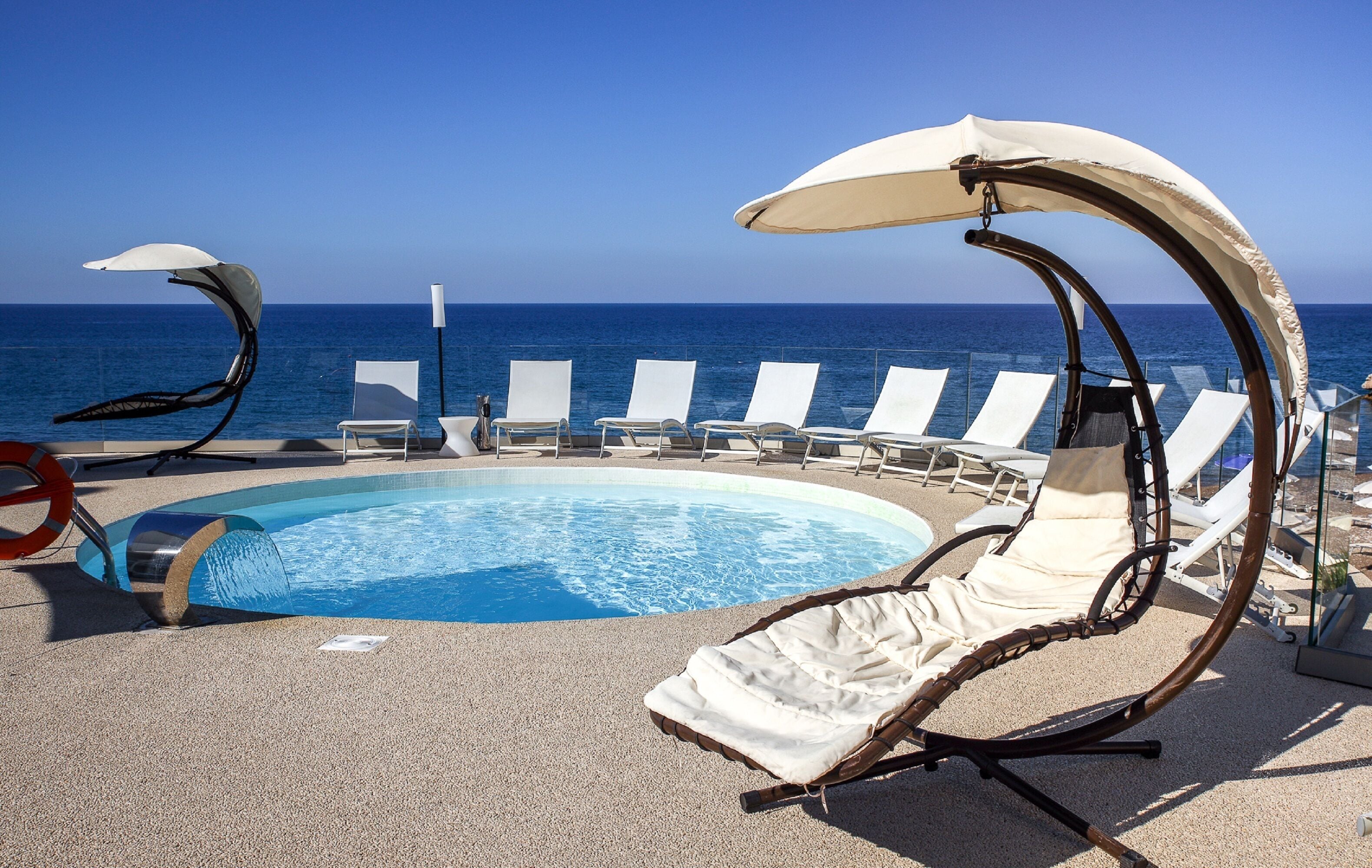 2 outdoor pools, pool loungers