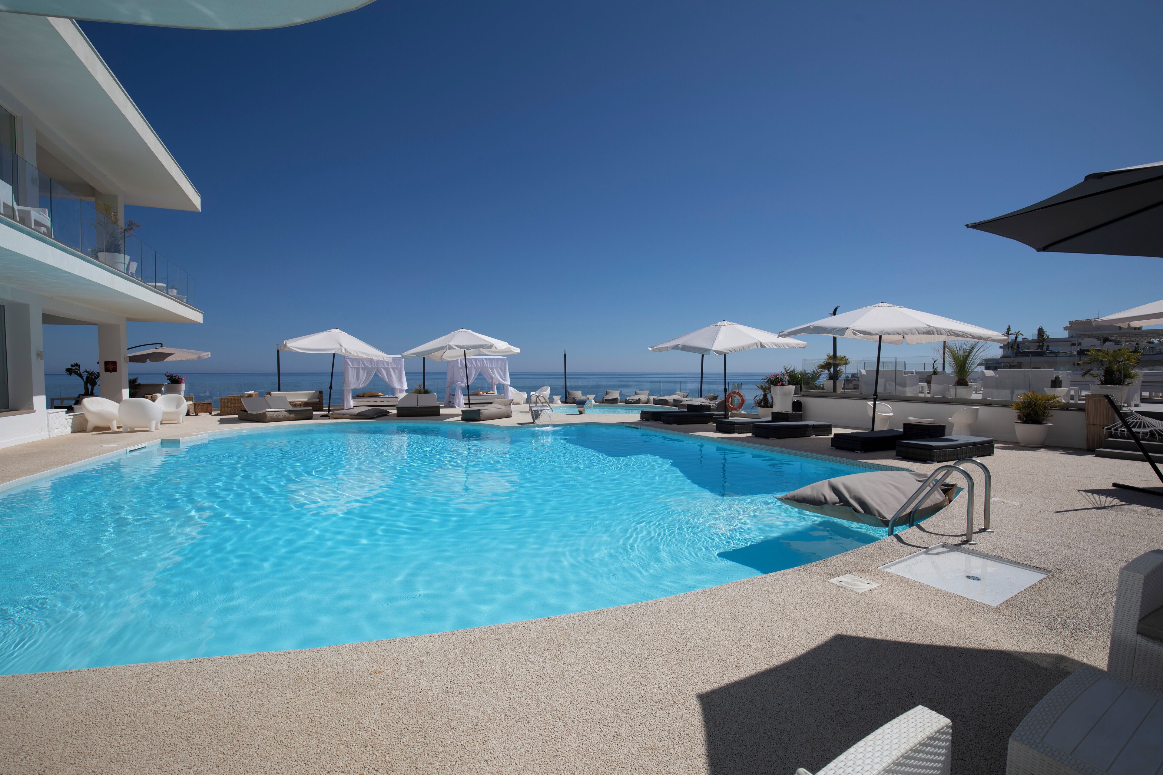 2 outdoor pools, pool loungers