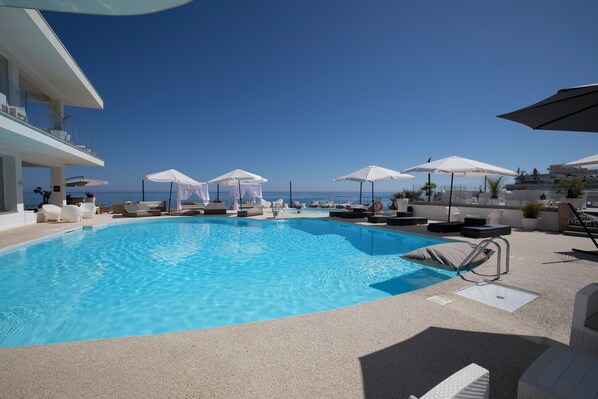 2 outdoor pools, pool loungers